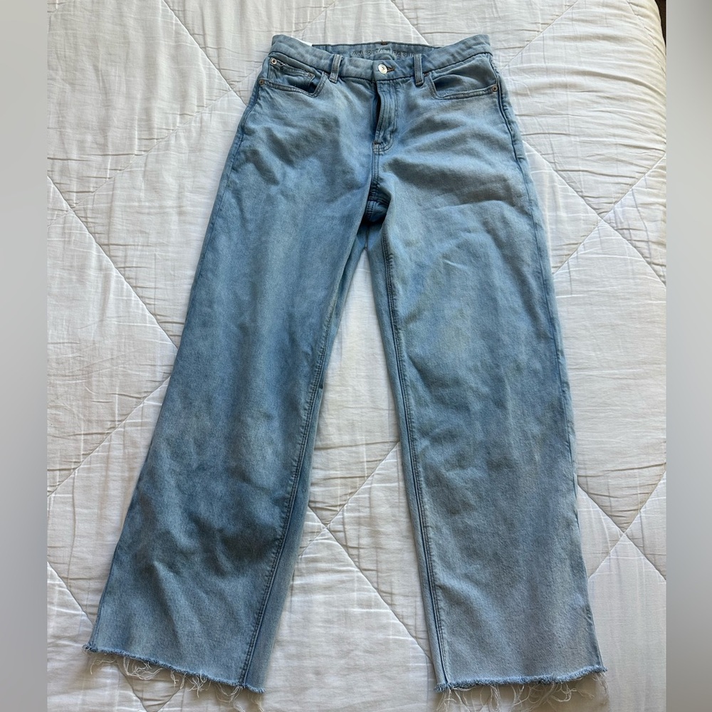 American Eagle Women’s Light Wash Wide Leg High Rise Mom Jeans